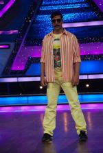 Akshay Kumar on the sets of Dance India Dance to promote Rowdy Rathore in Famous Studio on 10th April 2012 (31).JPG